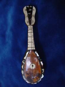 Antikes Musikinstrument aus antikem Schildpatt und Perlmutter, 19. Jahrhundert. Antique musical instrument made of antique tortoise and mother-of-pearl, 19th century. Antikes Musikinstrument aus antikem Schildpatt und Perlmutter, 19. Jahrhundert. Antique musical instrument made of antique tortoise and mother-of-pearl, 19th century.