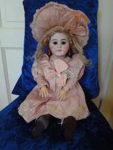 Beautiful antique doll, datet about 1890. Adorable girl made by Simon & Halbig for Jumeau.