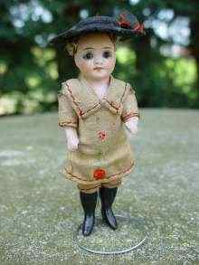 Kleine antike Puppe mit geschlossenem Mund, um 1890.