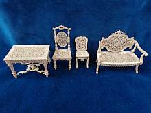 Antike Miniatur-Möbel aus geschnitztem Bein, koloniales Indien, 19. Jahrhundert.